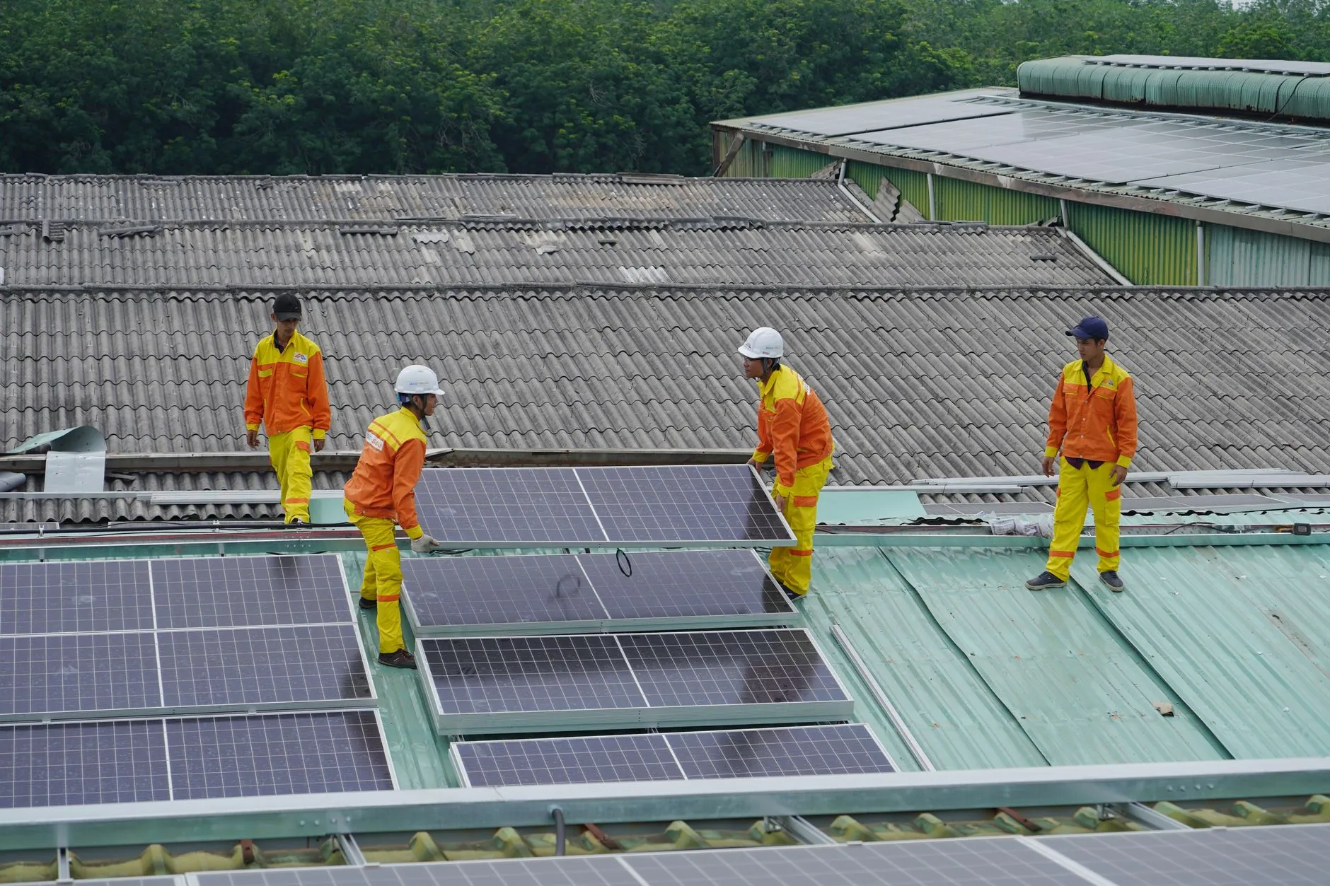 Integrated solar, battery and EV charging at a Midlands logistics depot